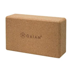 Par de bloques de yoga de corcho natural sobre piso de madera, disponibles en Ambara Yoga