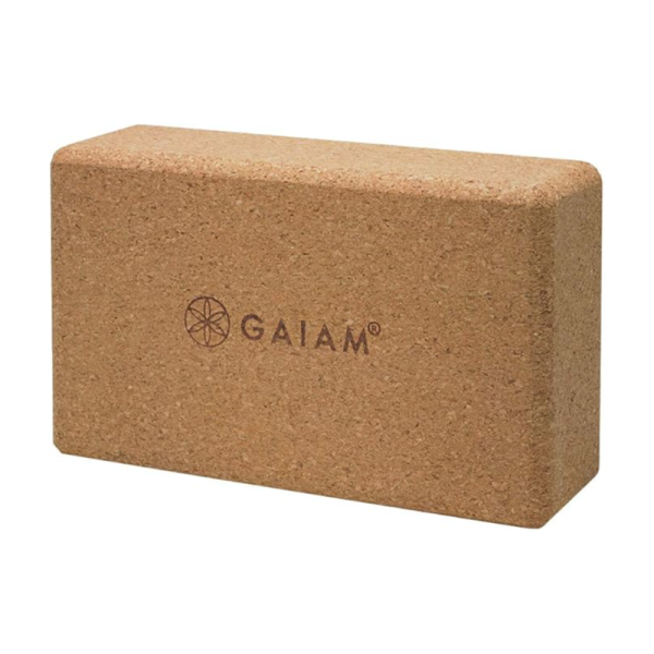 Par de bloques de yoga de corcho natural sobre piso de madera, disponibles en Ambara Yoga